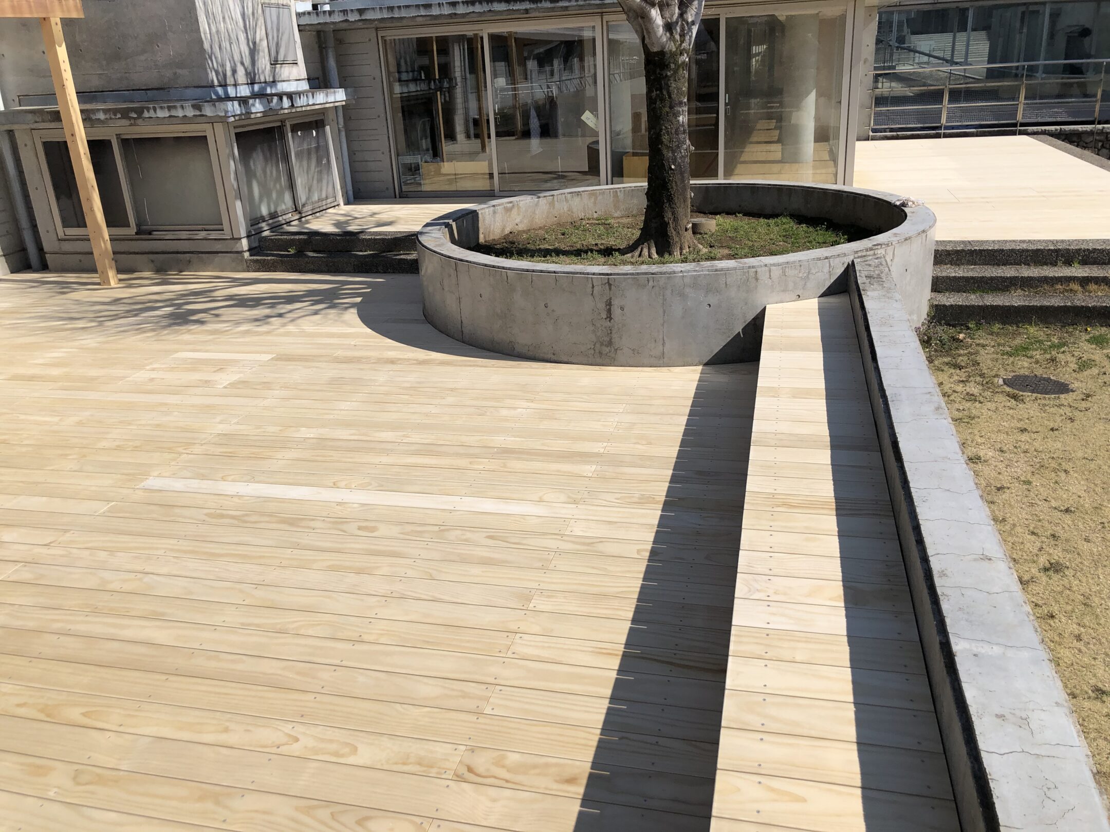 某県施設　アコヤデッキ材